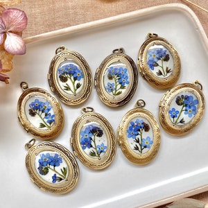 Photo locket with forget me not, Real flowers medallion, Memory present, Natural flowers jewelry Remembrance gift Nostalgic necklace Vintage afbeelding 2