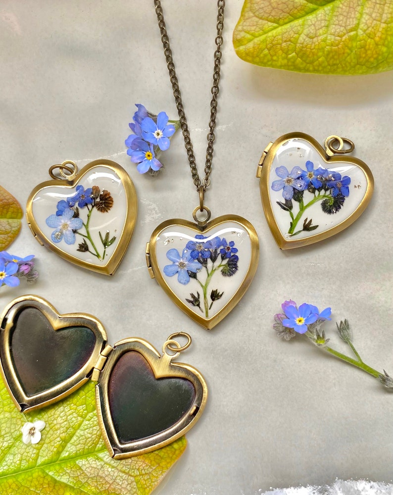 Heart photo locket with real forget me not, Blue flowers necklace, Gift for mom, Photo box, Personalized photo locket, Brass locket afbeelding 6