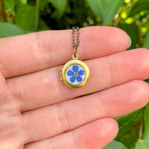 Tiny photo locket with real Forget Me Not flower, Little necklace for photo, Gift for daughter, Little girl locket, Daughter necklace memory afbeelding 5