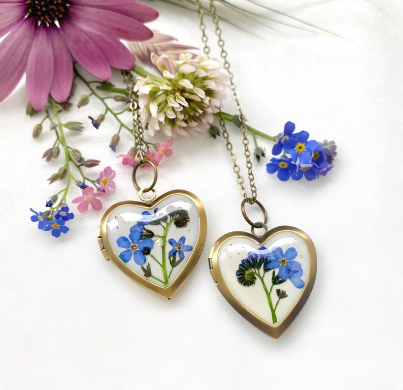 Heart photo locket with real forget me not, Blue flowers necklace, Gift for mom, Photo box, Personalized photo locket, Brass locket afbeelding 3