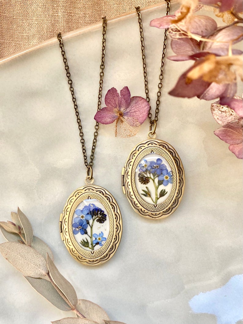 Photo locket with forget me not, Real flowers medallion, Memory present, Natural flowers jewelry Remembrance gift Nostalgic necklace Vintage zdjęcie 4