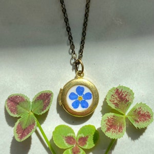 Tiny photo locket with real Forget Me Not flower, Little necklace for photo, Gift for daughter, Little girl locket, Daughter necklace memory afbeelding 4