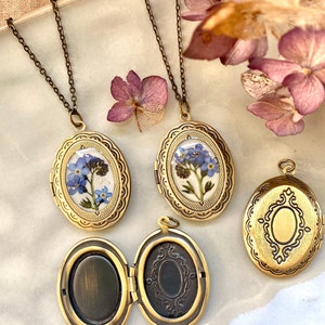 Photo locket with forget me not, Real flowers medallion, Memory present, Natural flowers jewelry Remembrance gift Nostalgic necklace Vintage afbeelding 3