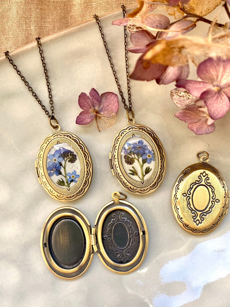 Photo locket with forget me not, Real flowers medallion, Memory present, Natural flowers jewelry Remembrance gift Nostalgic necklace Vintage afbeelding 3