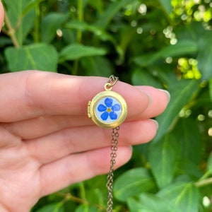 Tiny photo locket with real Forget Me Not flower, Little necklace for photo, Gift for daughter, Little girl locket, Daughter necklace memory afbeelding 2