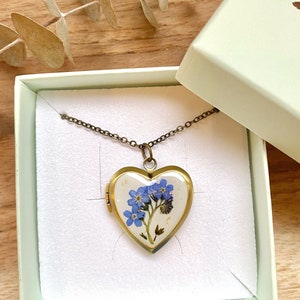 Heart photo locket with real forget me not, Blue flowers necklace, Gift for mom, Photo box, Personalized photo locket, Brass locket afbeelding 8