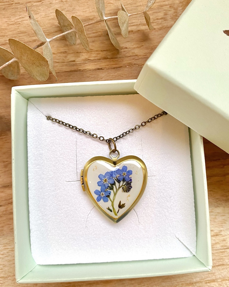 Heart photo locket with real forget me not, Blue flowers necklace, Gift for mom, Photo box, Personalized photo locket, Brass locket afbeelding 8