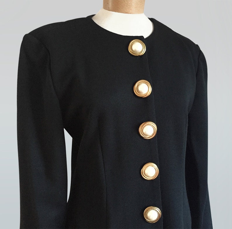 Robe des années 1980 avec des boutons de nacre et or 80 s ...