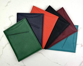 Estuche doble de cuero personalizado para pasaportes (con capacidad para 2 pasaportes) / Doble nacionalidad, viajes en pareja, luna de miel o boda.