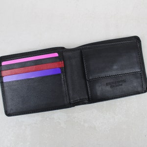 Portefeuille personnalisé en cuir souple avec 4 poches pour cartes et monnaie à rayures rouges | Portefeuille pour cartes de crédit, Porte-cartes haut de gamme, Cadeau de luxe