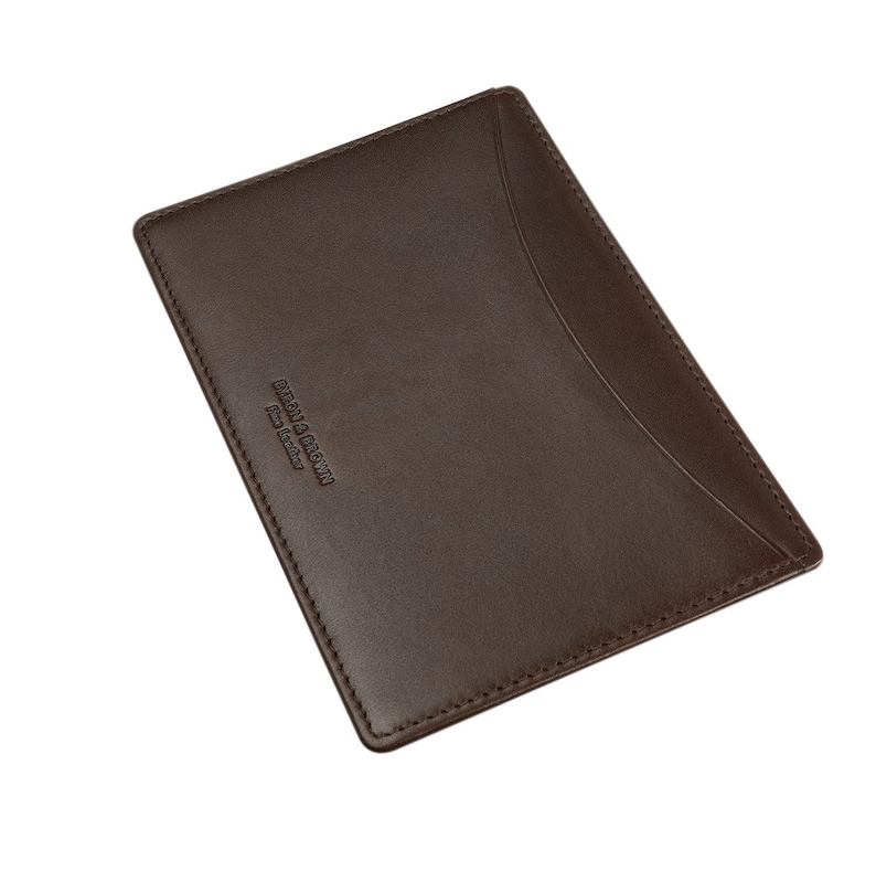 Puede incluir: Un porta tarjetas de cuero marr&oacute;n con el texto "DR. MARTENS" y "Fine Leather" grabado en la parte delantera.