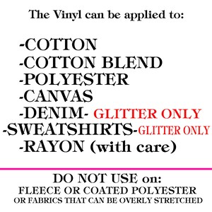 Op de afbeelding: Een witte afbeelding met zwarte tekst die materialen opsomt waarop vinyl kan worden aangebracht, waaronder katoen, polyester en canvas. Het specificeert ook het gebruik van glittervinyl op denim en sweatshirts. De onderkant van de afbeelding geeft materialen aan die moeten worden vermeden.