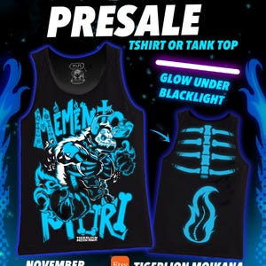 Könnte beinhalten: Ein schwarzes Tanktop mit einer leuchtend blauen Grafik einer stilisierten Kreatur und dem Text MEMENTO MORI. Die Rückseite des Tanktops zeigt einen blauen Skelett-Brustkorb und ein flammenartiges Schwanzdesign. Der Text lautet PRESALE TSHIRT OR TANK TOP.