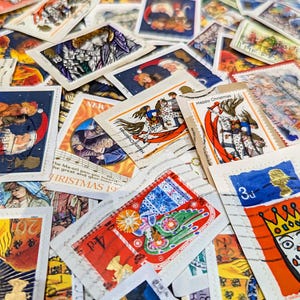 100 francobolli di Natale usati per lavori artigianali o collezionismo. Per lo più UK, tutti su carta. Ampia selezione dagli anni '70 agli anni '90
