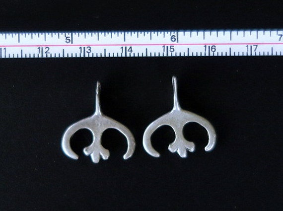 2 AFRICAN CHARM PENDANTS - Pair of Very-Old Silve… - image 3