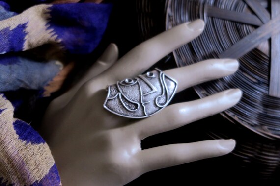 LARGE FACE RING - Silver-Plated Ring with Sylized… - image 1