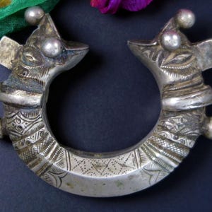 Altes Kuchi Makara Manschette Armband - Afghanische Manschette - Stabiler Tribal Schmuck für kleines 15,5 cm Handgelenk
