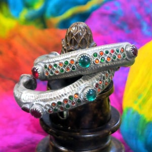 Ein Paar afghanische Armreife - beides alte afghanische Kuchi Armspangen - handgemachter Tribal Schmuck aus Zentral Asien - 18 cm Handgelenkumfang