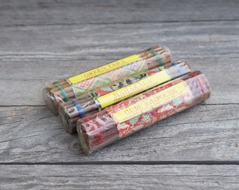 Bhutanesischer Gebets-Räucherstäbchen Guru Rinpoche Green Tara Mahakala Riwo Sangchoe Handgemachte zeremonielle Yoga Meditation Dhoop 24 Sticks pro Bündel