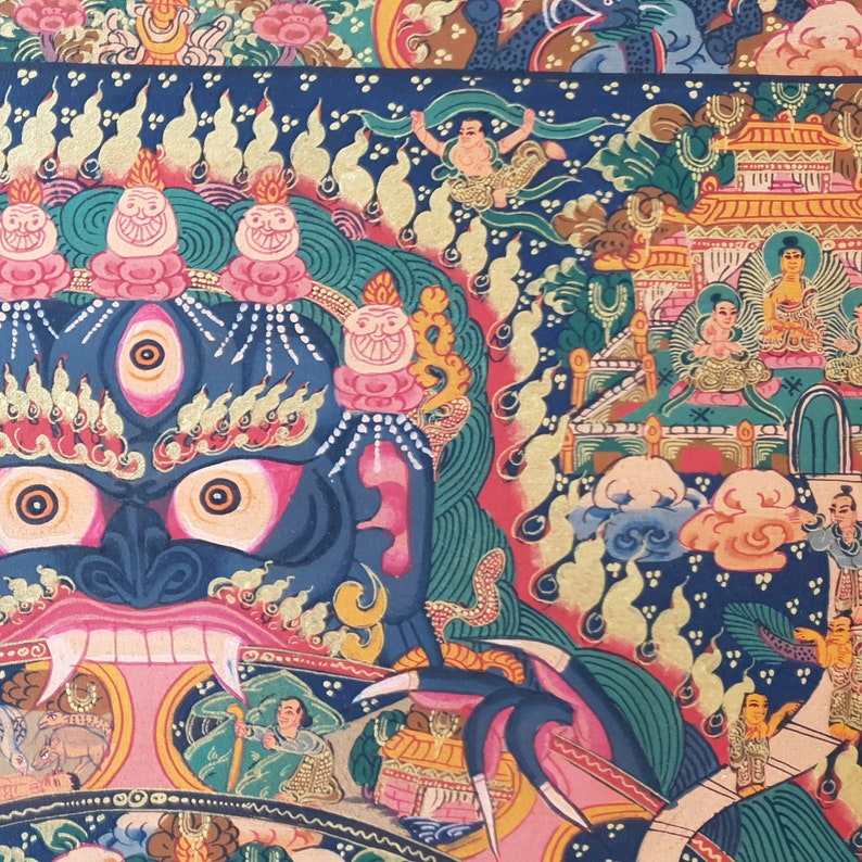 Pode incluir: Uma pintura budista tibetana colorida que retrata uma divindade com m&uacute;ltiplos olhos e uma express&atilde;o feroz. A divindade &eacute; cercada por chamas e outras imagens simb&oacute;licas. A pintura &eacute; feita em um estilo tradicional com cores vibrantes e detalhes intrincados.