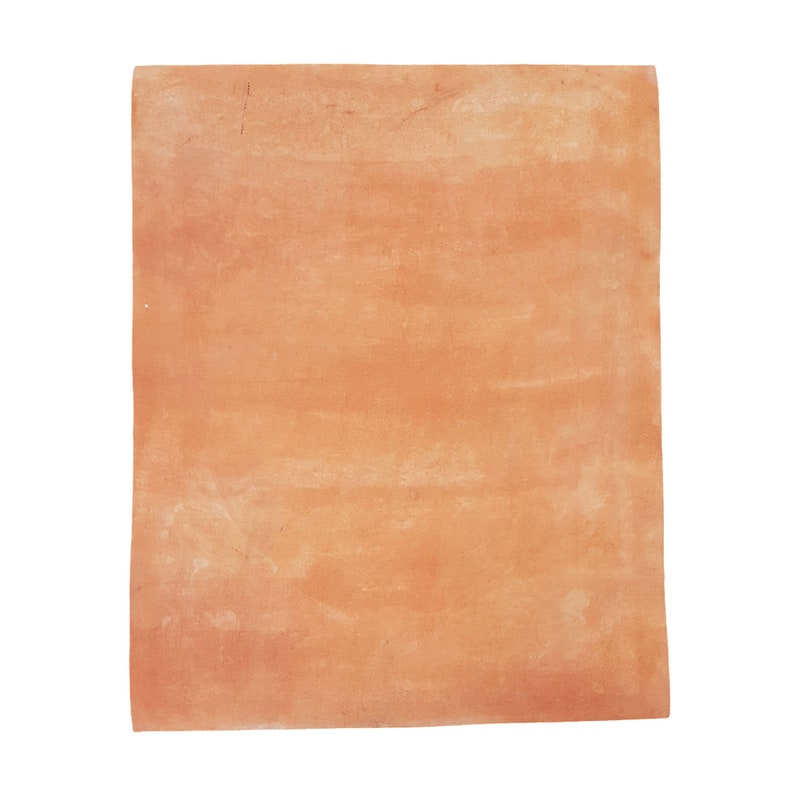 Pode incluir: Um azulejo de terracota com uma superf&iacute;cie lisa e ligeiramente texturizada. O azulejo &eacute; de cor laranja claro com varia&ccedil;&otilde;es subtis de tonalidade.