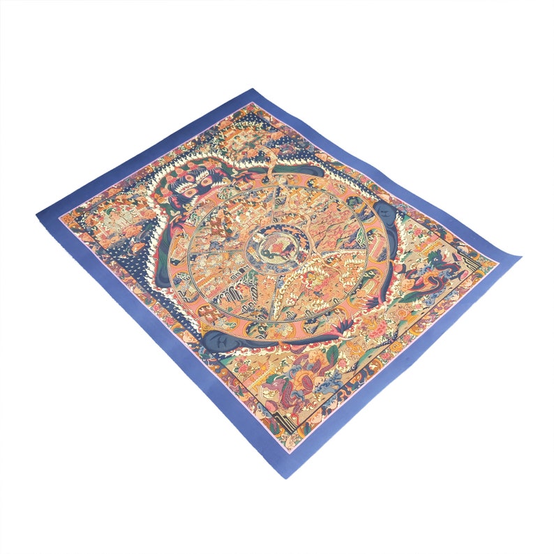 Pode incluir: Uma pintura de mandala budista tibetana colorida sobre um fundo azul. O mandala representa um desenho circular com detalhes intrincados e figuras.