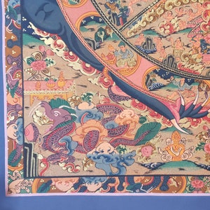 Pode incluir: Uma pintura budista tibetana detalhada que retrata um mandala colorido com uma divindade central cercada por figuras e s&iacute;mbolos. A pintura apresenta detalhes intrincados, incluindo um drag&atilde;o, nuvens e flores.