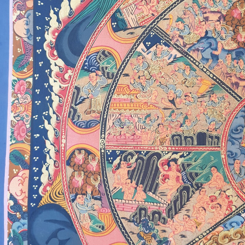Pode incluir: Uma pintura colorida da Roda da Vida budista tibetana que representa o ciclo de renascimento e o caminho para a ilumina&ccedil;&atilde;o. A pintura apresenta detalhes intrincados e cores vibrantes, incluindo uma roda central com v&aacute;rias cenas da vida humana, cercada por deidades e s&iacute;mbolos.