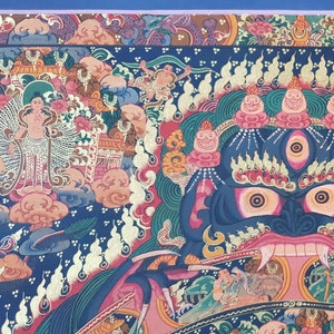 Pode incluir: Uma pintura thangka budista tibetana colorida que retrata uma divindade com m&uacute;ltiplos olhos e presas. A divindade &eacute; cercada por nuvens, chamas e outras figuras. A pintura &eacute; feita em um estilo tradicional com cores vibrantes e detalhes intrincados.