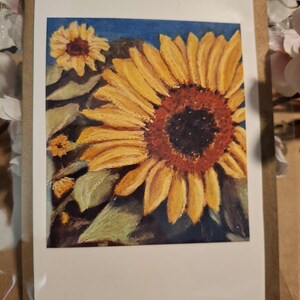 Cartão de felicitações em branco com girassol. Cartão ilustrado em pastel a óleo. Cartão de aniversário. Cartão em branco.