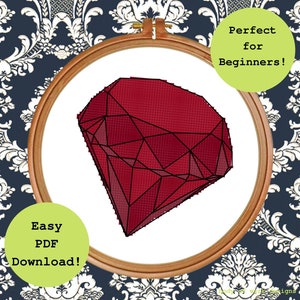 Puede incluir: Un patrón de punto de cruz de diamante geométrico rojo en un aro de bordado de madera. El texto "¡Perfecto para principiantes!" y "¡Descarga fácil en PDF!" está en la imagen.