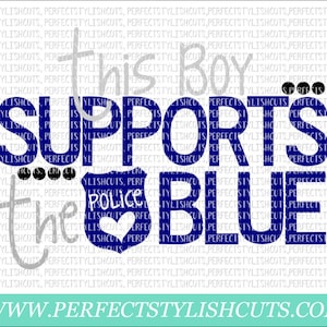 Puede incluir: Diseño gráfico azul y gris con el texto "This Boy Supports the Blue" y una placa de policía con un corazón. El texto "www.perfectstylishcuts.com" está en la parte inferior del diseño.