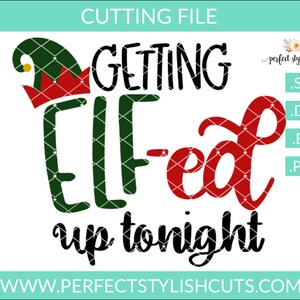 Puede incluir: Un diseño de archivo de corte digital con un gorro de elfo verde y el texto "GETTING ELF-ed up tonight".