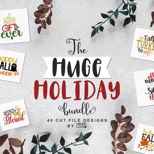 Puede incluir: Una colecci&oacute;n de dise&ntilde;os de archivos de corte con tem&aacute;tica navide&ntilde;a. La imagen presenta varias tarjetas cuadradas con frases como "Best Gift Ever", "Happy Halloween" y "Deerly Blessed". El texto central dice "The Huge Holiday Bundle".