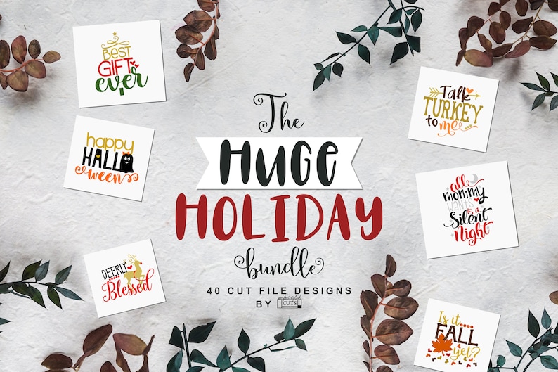 Puede incluir: Una colecci&oacute;n de dise&ntilde;os de archivos de corte con tem&aacute;tica navide&ntilde;a. La imagen presenta varias tarjetas cuadradas con frases como "Best Gift Ever", "Happy Halloween" y "Deerly Blessed". El texto central dice "The Huge Holiday Bundle".