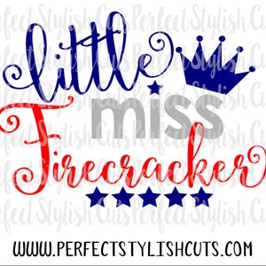 Puede incluir: Un diseño gráfico rojo, blanco y azul con el texto "Little Miss Firecracker" y cinco estrellas. El texto "miss" está en gris, y los textos "Little" y "Firecracker" están en azul y rojo, respectivamente. El gráfico también incluye una corona azul con estrellas blancas.