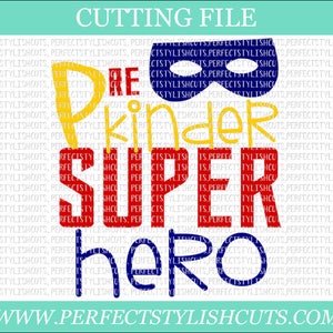 Peut inclure: Conception de super-héros pour la maternelle avec un schéma de couleurs rouge, blanc et bleu. Le texte dit "Pre-kinder Super Hero" avec un masque de super-héros au-dessus du mot "Super".