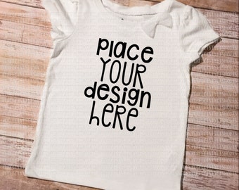 Chemise blanche pour fille tout-petit avec manches courtes - Image MOCK-UP, fichier JPEG, pour l’affichage du produit, image de t-shirt vierge