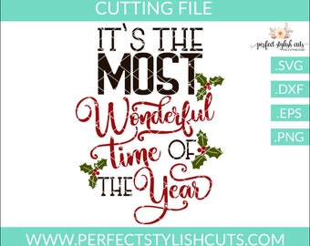 Könnte beinhalten: Weihnachts-SVG-Schnittdatei „Es ist die schönste Zeit des Jahres“. Das Design zeigt rote und grüne Stechpalmenblätter und -beeren. Der Text ist in Schwarz und Rot.