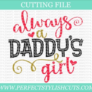 Puede incluir: Texto rojo y negro sobre fondo blanco que dice "always a daddy's girl". El texto está en una fuente cursiva con un diseño de remolino dorado.