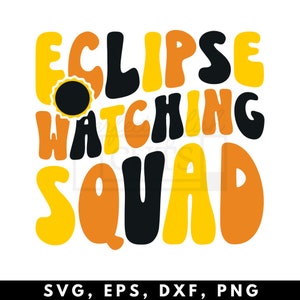 Könnte beinhalten: Ein Grafikdesign mit dem Text "Eclipse Watching Squad" in schwarzen und gelben Buchstaben. Das Wort "Eclipse" hat ein kleines Sonnengrafik in der Mitte des "E".