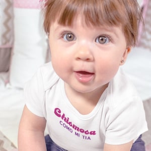 Chismosa Como Mi Tia Baby Onesie: Spanish Aunt Gift
