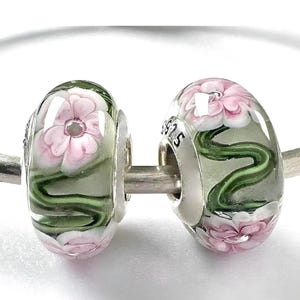 2 charms para Pandora, preciosos hibiscos de Murano sobre núcleos de plata de ley 925.