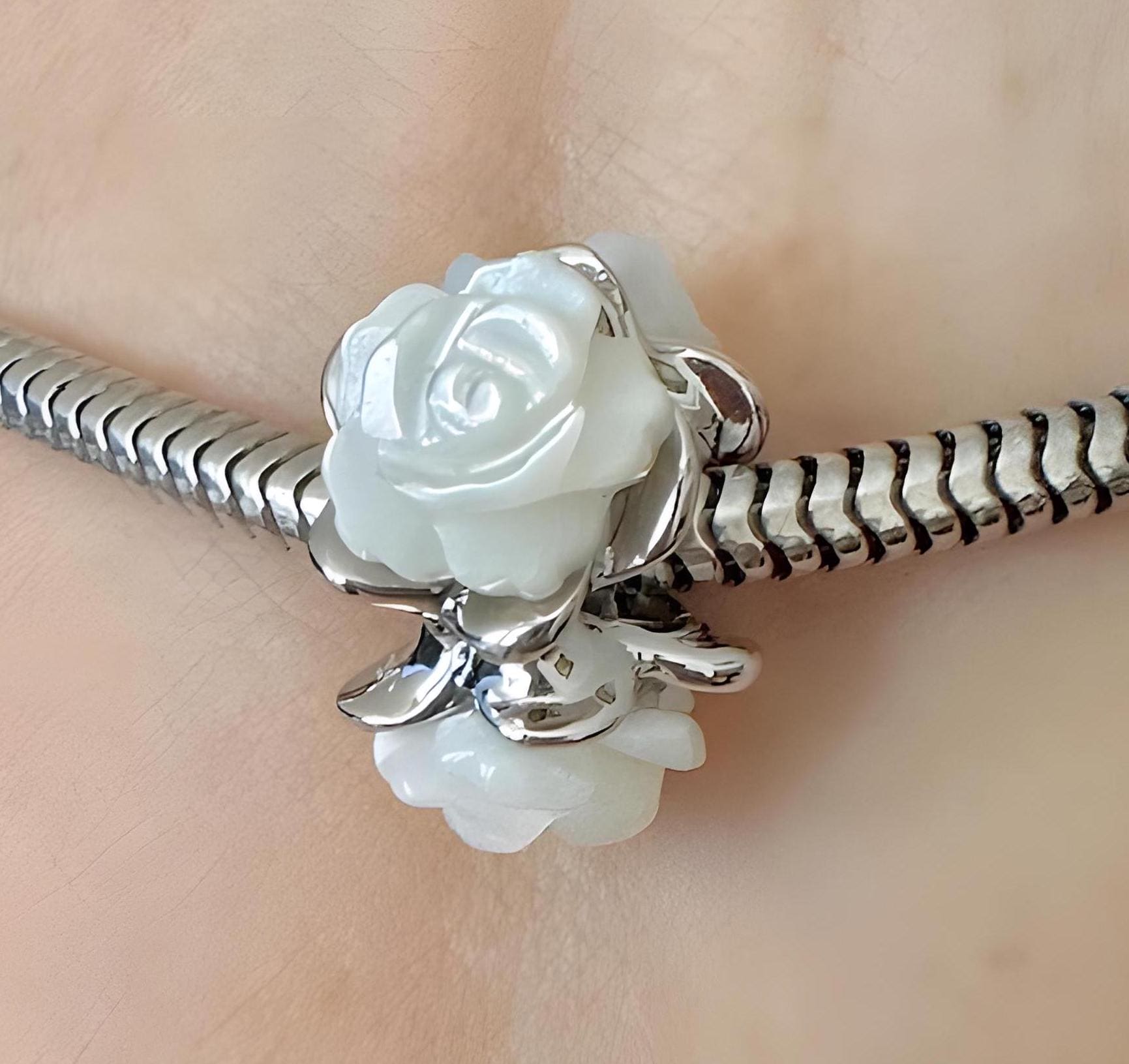 ステンレス製バラ　白色×ハート柄黒　1輪 Wire Heart Medallion Charm | スターリングシルバー | パンドラ'