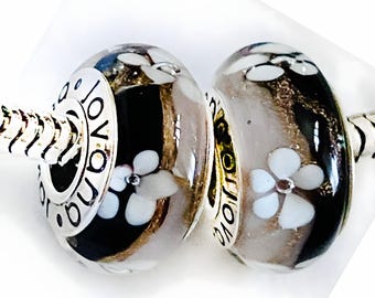 2 Murano Charms für Pandora weiße Blumen an braunen und altrosa rosévergoldeten 925-Sterling-Silber-Kernen