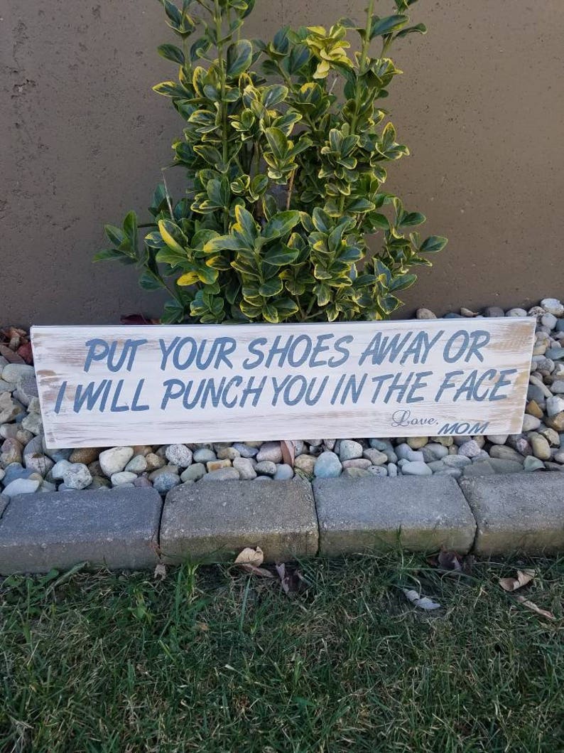 Put Your Shoes Away Or Ill Punch You In The Face|Mudroom Decor|Mudroom Sign|Entry Way Decor|Put Shoes Away Love Mom|Rustic Mudroom Decor immagine 1