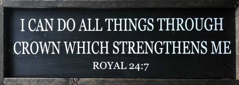 Op de afbeelding: Zwart houten bord met witte tekst die luidt "Ik kan alles doen door de kroon die mij sterkt" en "ROYAL 24:7".