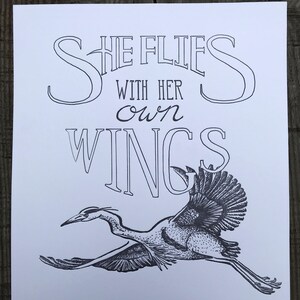 Sie fliegt mit ihrem eigenen Flügel - Oregon State Motto Buchdruck Plakat - Alis Volat Propriis