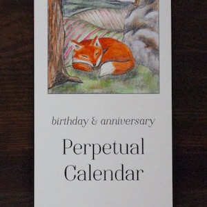 Pode incluir: Calendário perpétuo com uma ilustração em aquarela de uma raposa dormindo, um puma e um esquilo. O calendário é branco com encadernação em espiral e as palavras "birthday & anniversary" e "Perpetual Calendar".