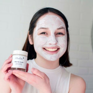 Mascarilla y exfoliante facial de arcilla blanca / Microesferas de jojoba natural, extracto de rosa mosqueta, para todo tipo de piel.